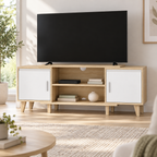 Meuble TV Svea bois clair et blanc avec téléviseur dans un salon lumineux