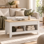 Table basse Lunden fermée, plateau effet bois naturel et deux niches ouvertes devant un canapé clair
