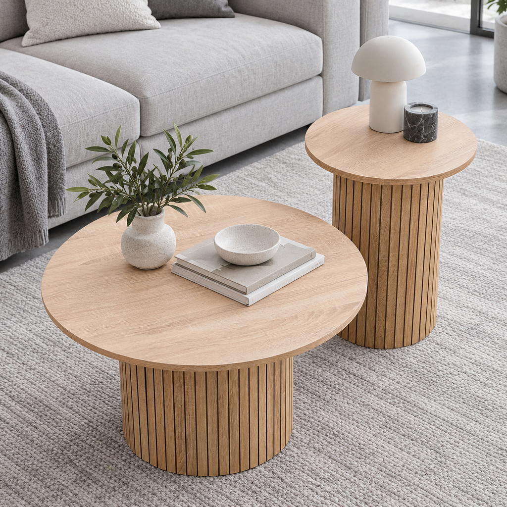 Ensemble Lumo de deux tables rondes finition bois doré dans un salon