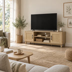 Meuble TV Alva en chêne et rotin dans un salon lumineux