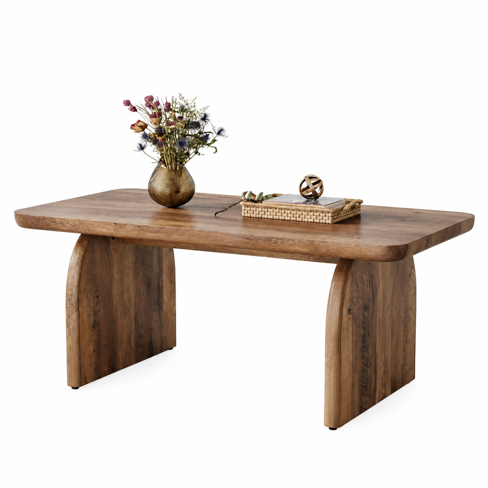 Table basse Haldor brun rustique avec vase et plateau décoratif sur fond blanc