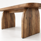 Détail des deux pieds courbés et du dessous du plateau de la table basse Haldor