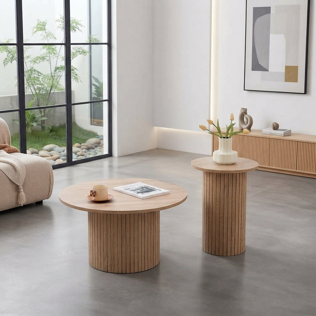 Deux tables Lumo finition bois clair dans une pièce moderne aux grandes fenêtres