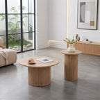 Deux tables Lumo finition bois clair dans une pièce moderne aux grandes fenêtres