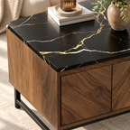 Gros plan sur le plateau noir effet marbre aux veines dorées de la table basse Svala