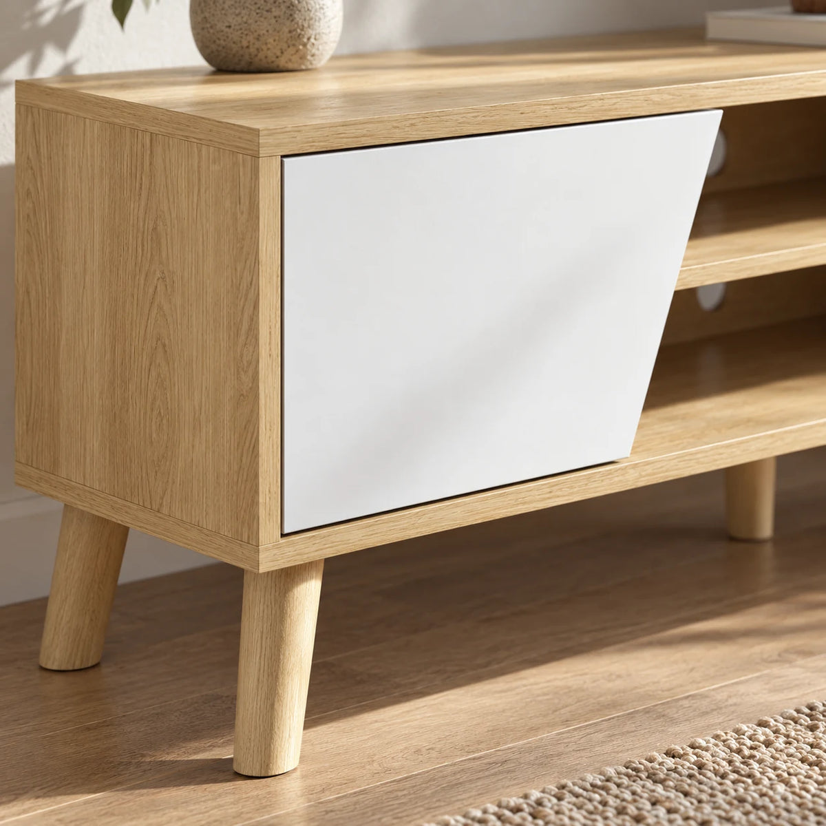 Détail de la porte blanche et de la finition bois du meuble TV Eira