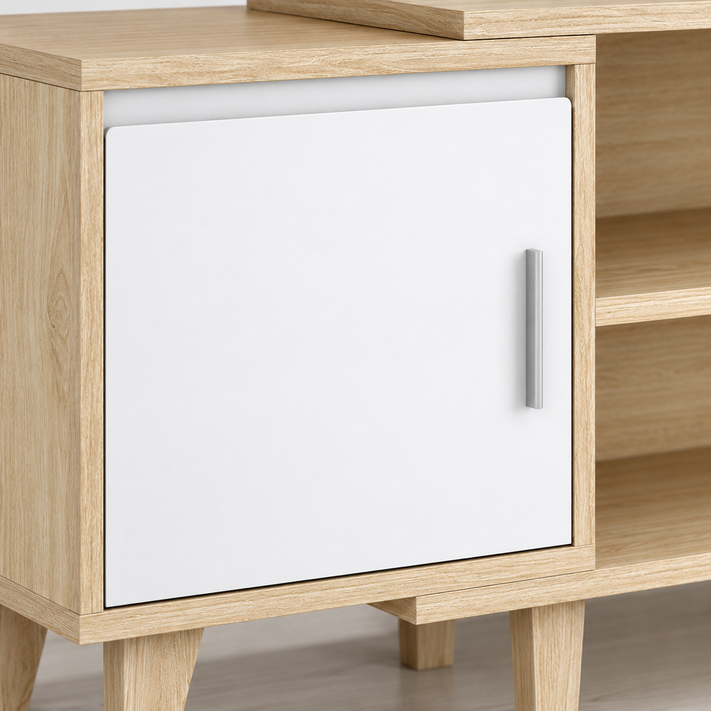 Détail de la porte blanche et de la poignée argentée du meuble TV Svea