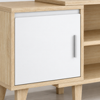 Détail de la porte blanche et de la poignée argentée du meuble TV Svea