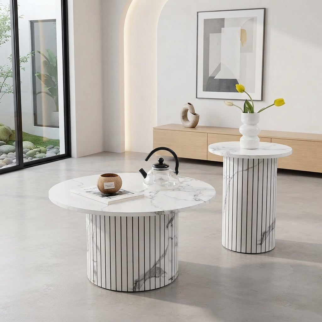 Deux tables Lumo blanches effet marbre dans une pièce contemporaine