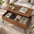Vue plongeante du compartiment de Norrvik ouvert avec livres et accessoires rangés