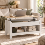 Plateau relevé de la table basse Lunden utilisé avec un ordinateur portable devant le canapé