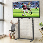 Support TV sur pied noir avec écran de football dans un salon