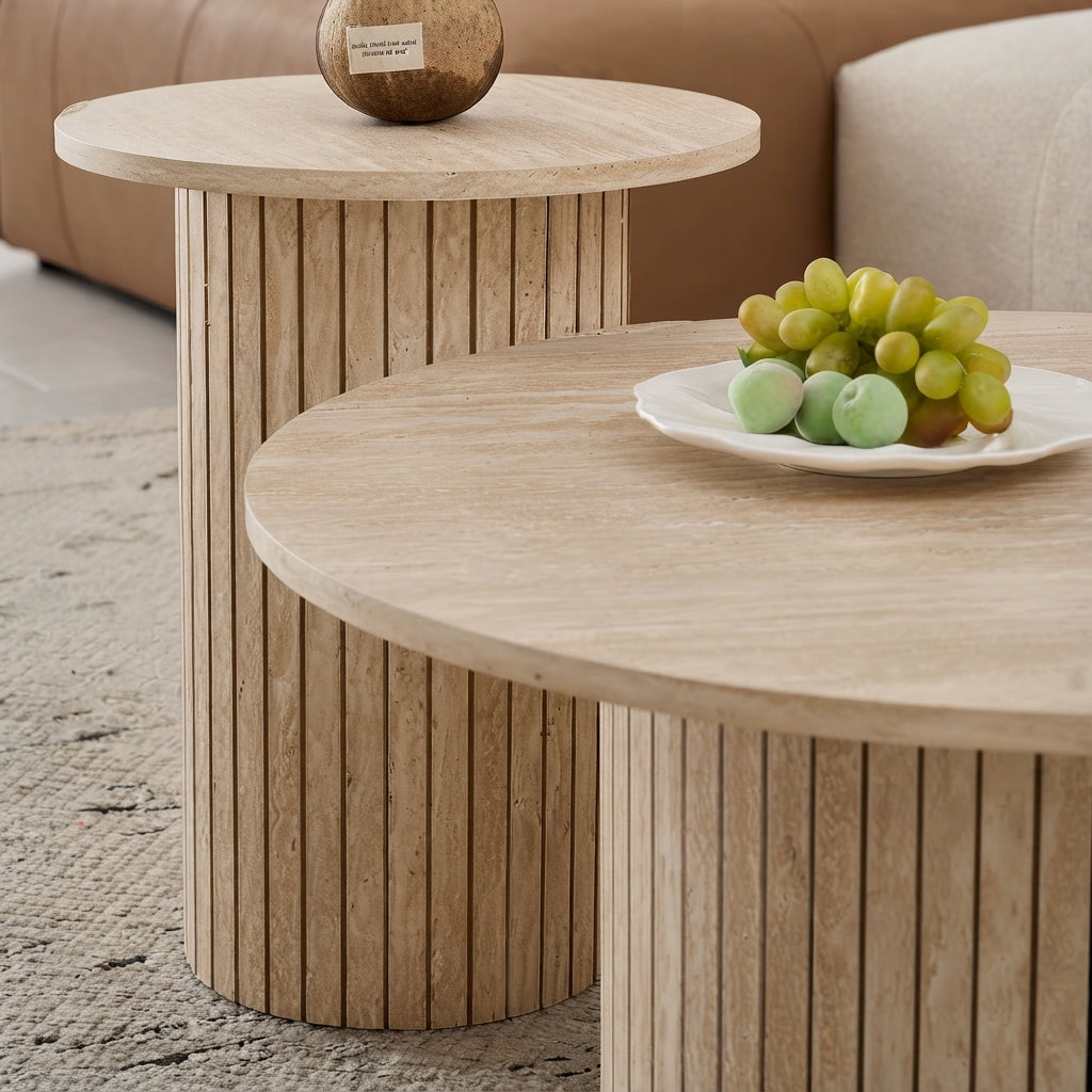 Détail des plateaux et pieds cylindriques cannelés des tables Lumo bois clair