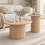 Duo de tables basses rondes Lumo bois clair devant un canapé lumineux