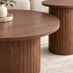 Détail des plateaux ronds et des piètements cannelés des tables Lumo bois foncé