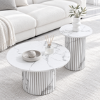 Deux tables rondes Lumo blanches à décor effet marbre avec plateau et pied cannelé
