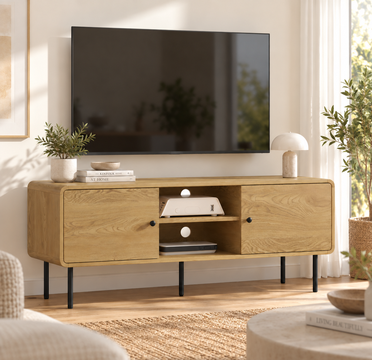 Meuble TV Eydan aux coins arrondis dans un salon chaleureux
