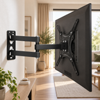 Téléviseur installé avec le support TV mural articulé Aksel dans un salon