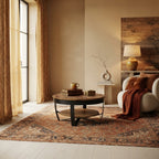 Table basse ronde Torven en acacia massif dans un salon chaleureux