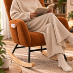 Fauteuil à bascule Maelis en tissu teddy brun dans un salon et lecture