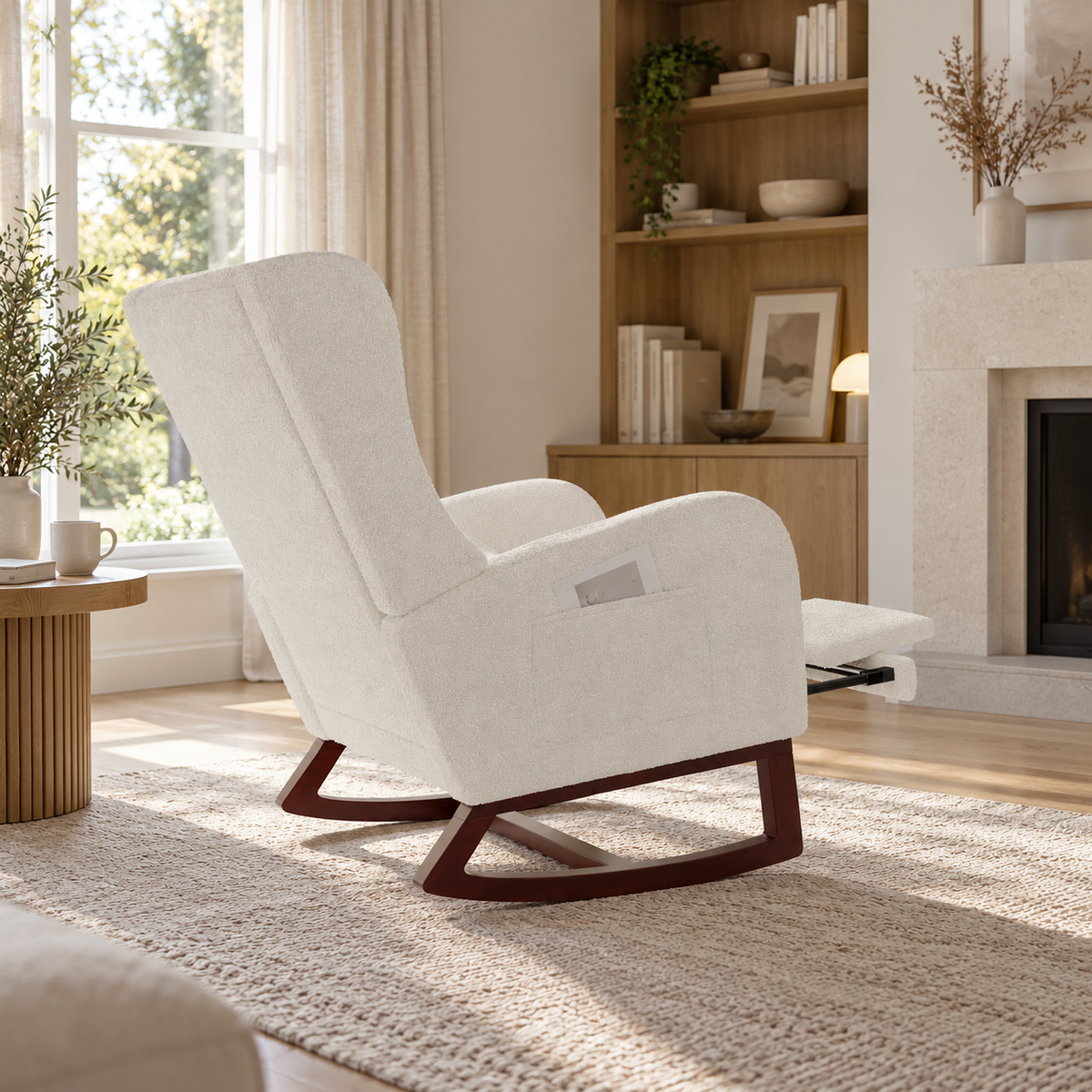 Revêtement blanc et base en bois brun du fauteuil à bascule Avelin