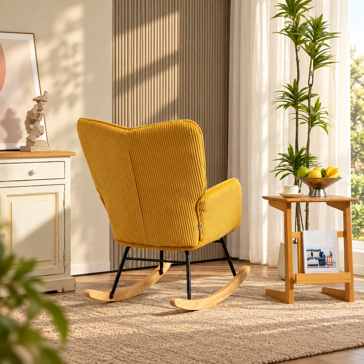Fauteuil à bascule jaune Ylva installé dans un salon premium