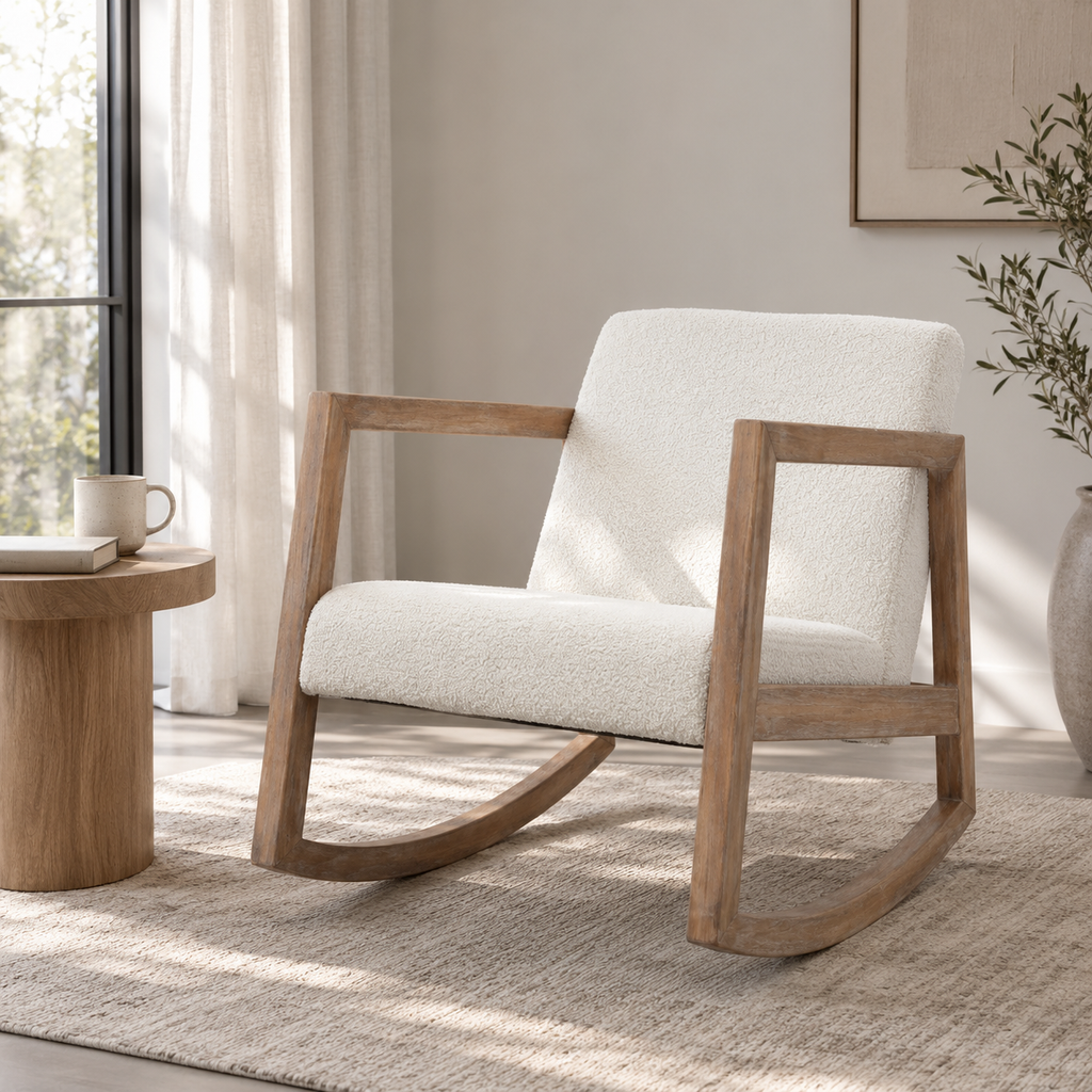Fauteuil Svelin avec assise rembourrée et structure robuste en bois d’hévéa