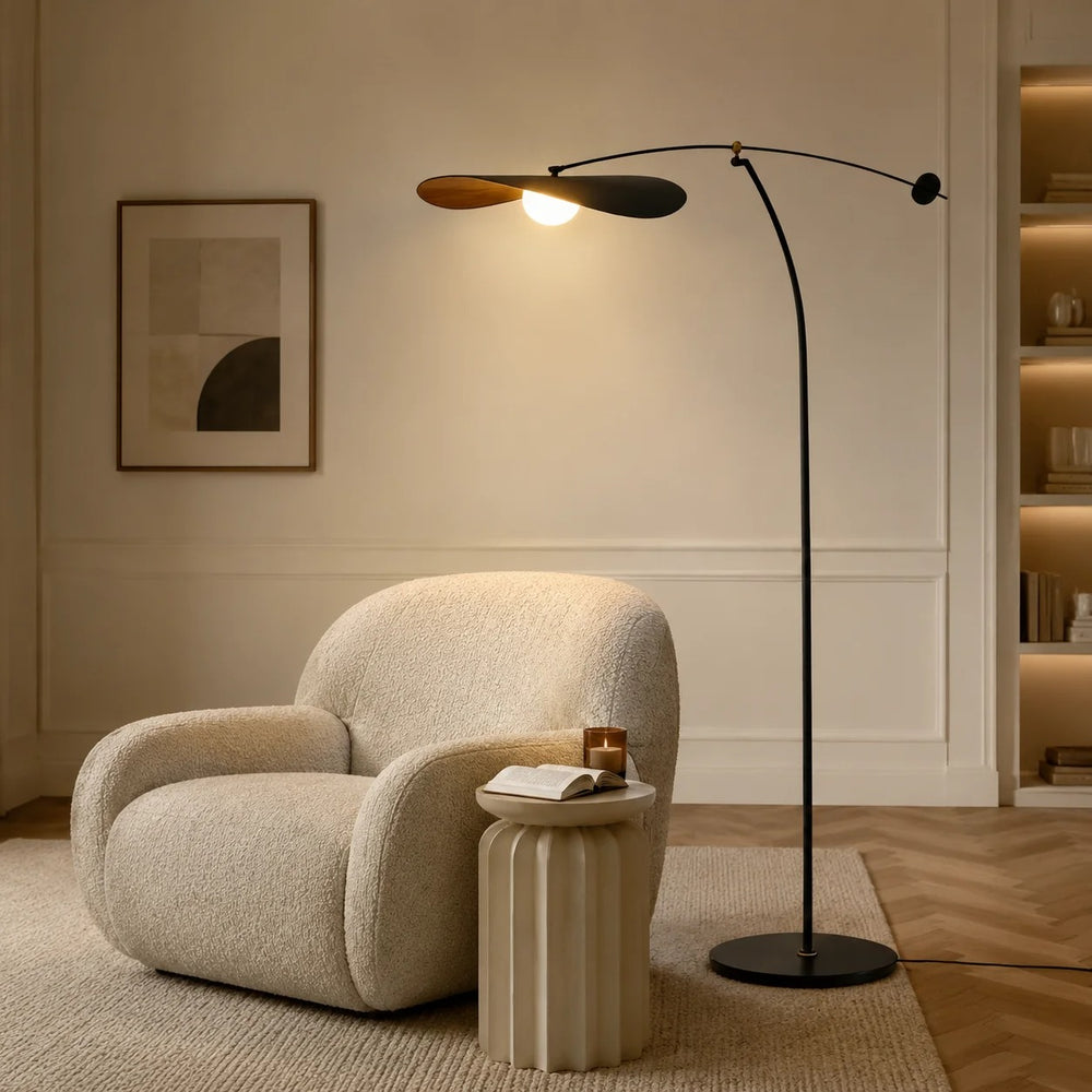 Lampadaire arqué Kaiven noir avec abat-jour sculptural en forme de feuille