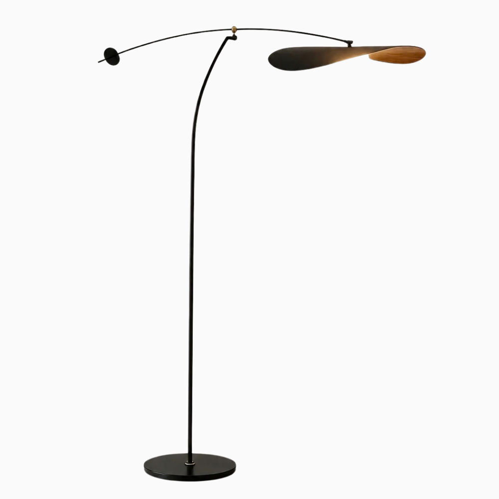Lampadaire arqué Kaiven noir avec abat-jour sculptural en forme de feuille