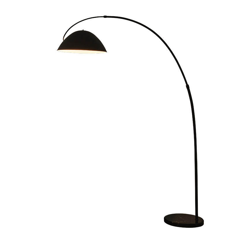 Lampadaire arqué Noren noir en métal fond blanc