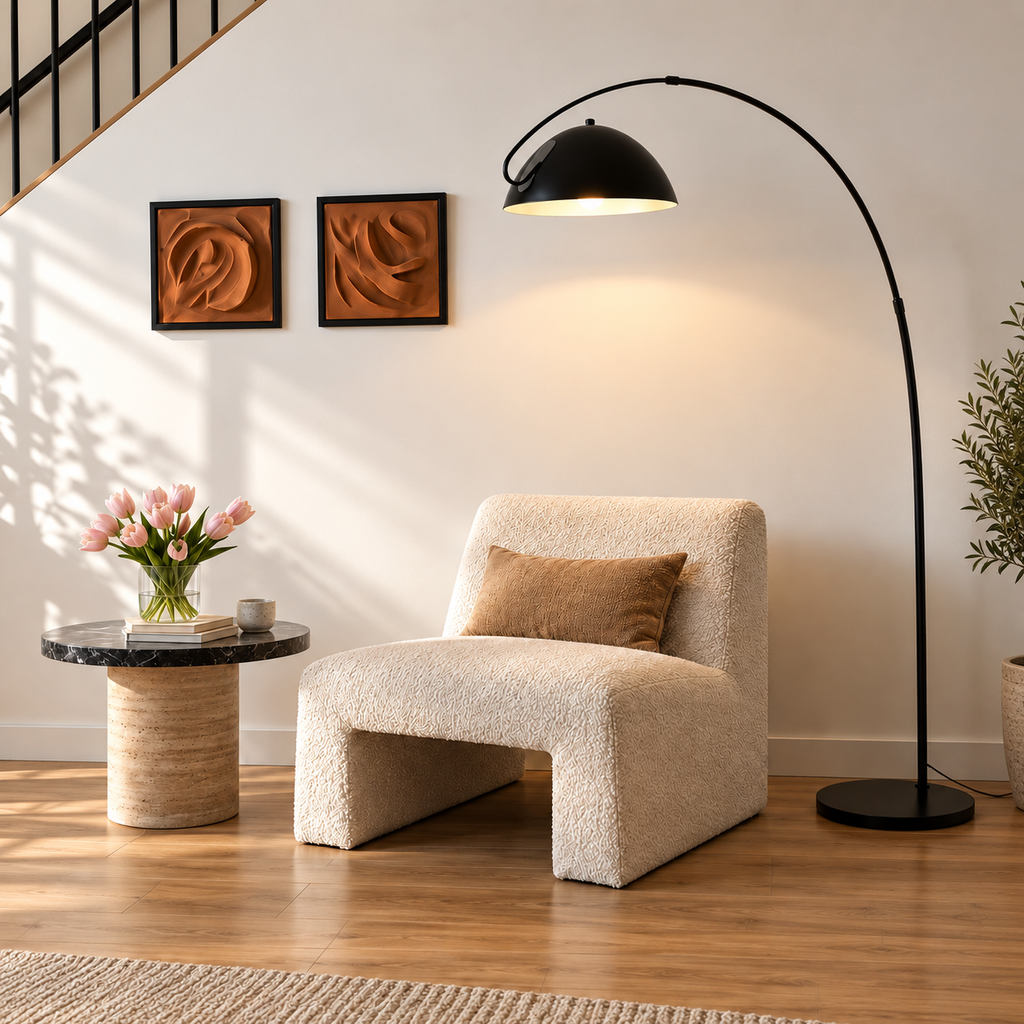 Lampadaire arqué Noren noir en métal dans une maison contemporaine