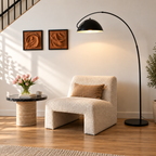 Lampadaire arqué Noren noir en métal dans une maison contemporaine