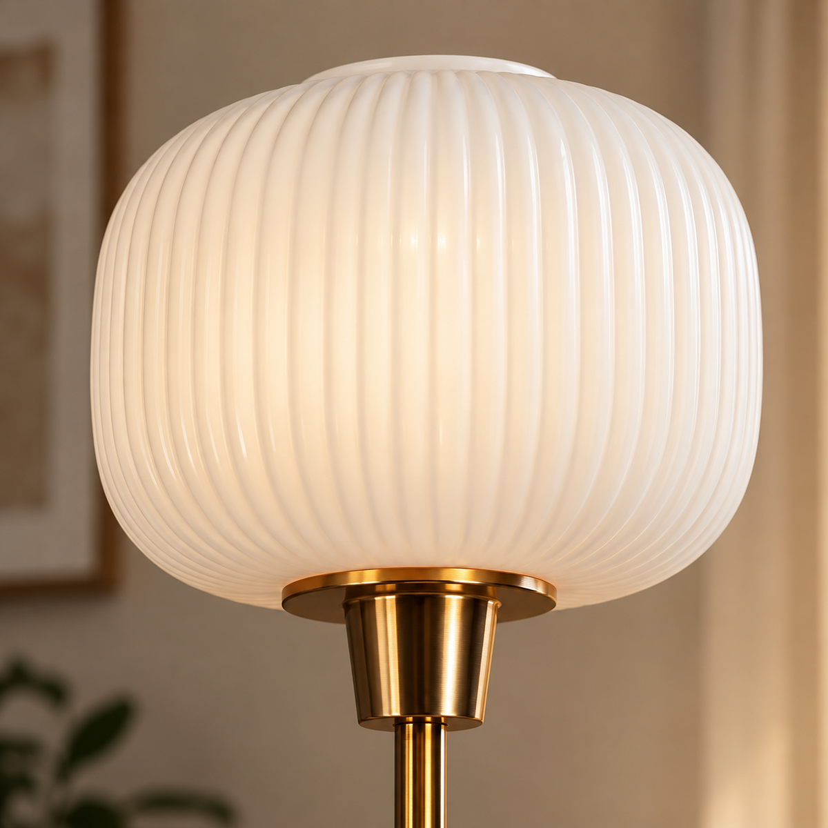Détail de l'abat-jour en verre blanc strié du lampadaire Avelis