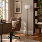Lampadaire Avelis en verre strié blanc et bronze doré dans un salon