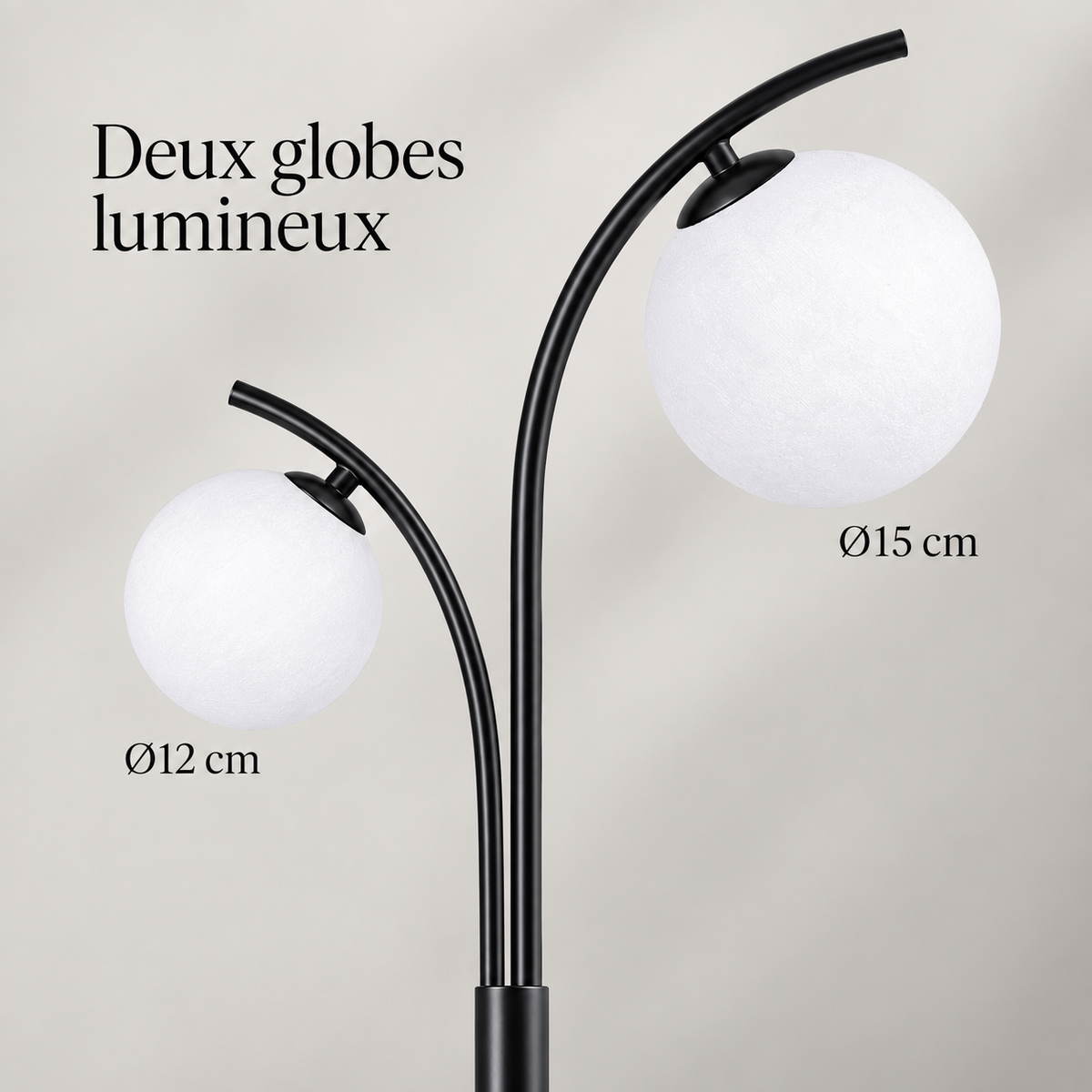 Deux globes blancs de 12 et 15 cm du lampadaire Elira
