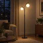 Lampadaire Elira noir éclairant un salon le soir
