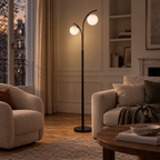 Lampadaire Elira noir installé près d’un fauteuil de salon
