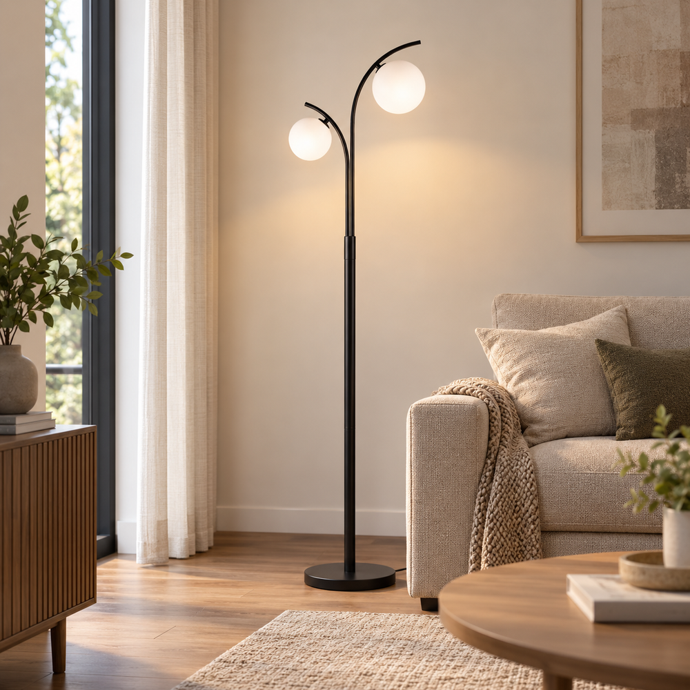 Lampadaire Elira noir à double globe dans un salon lumineux