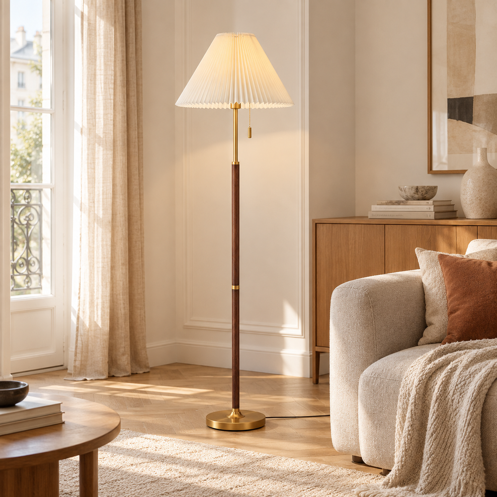 Lampadaire Eloria avec abat-jour blanc plissé et structure effet bois