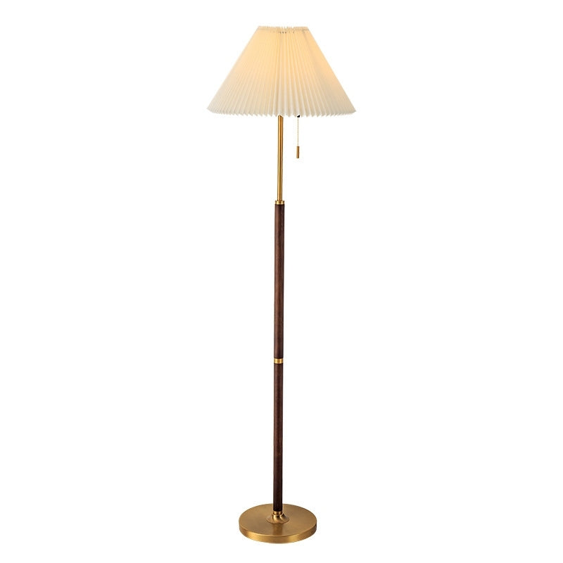 Lampadaire Eloria avec abat-jour blanc plissé et structure effet bois fond blanc