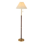 Lampadaire Eloria avec abat-jour blanc plissé et structure effet bois fond blanc