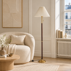 Lampadaire Eloria allumé dans un salon en début de journée