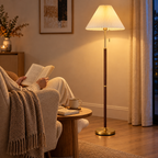 Lampadaire Eloria éclairant un salon en lumière chaude lecture