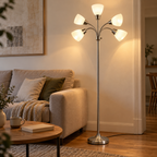 Lampadaire Elvyn à 5 bras dans un salon moderne
