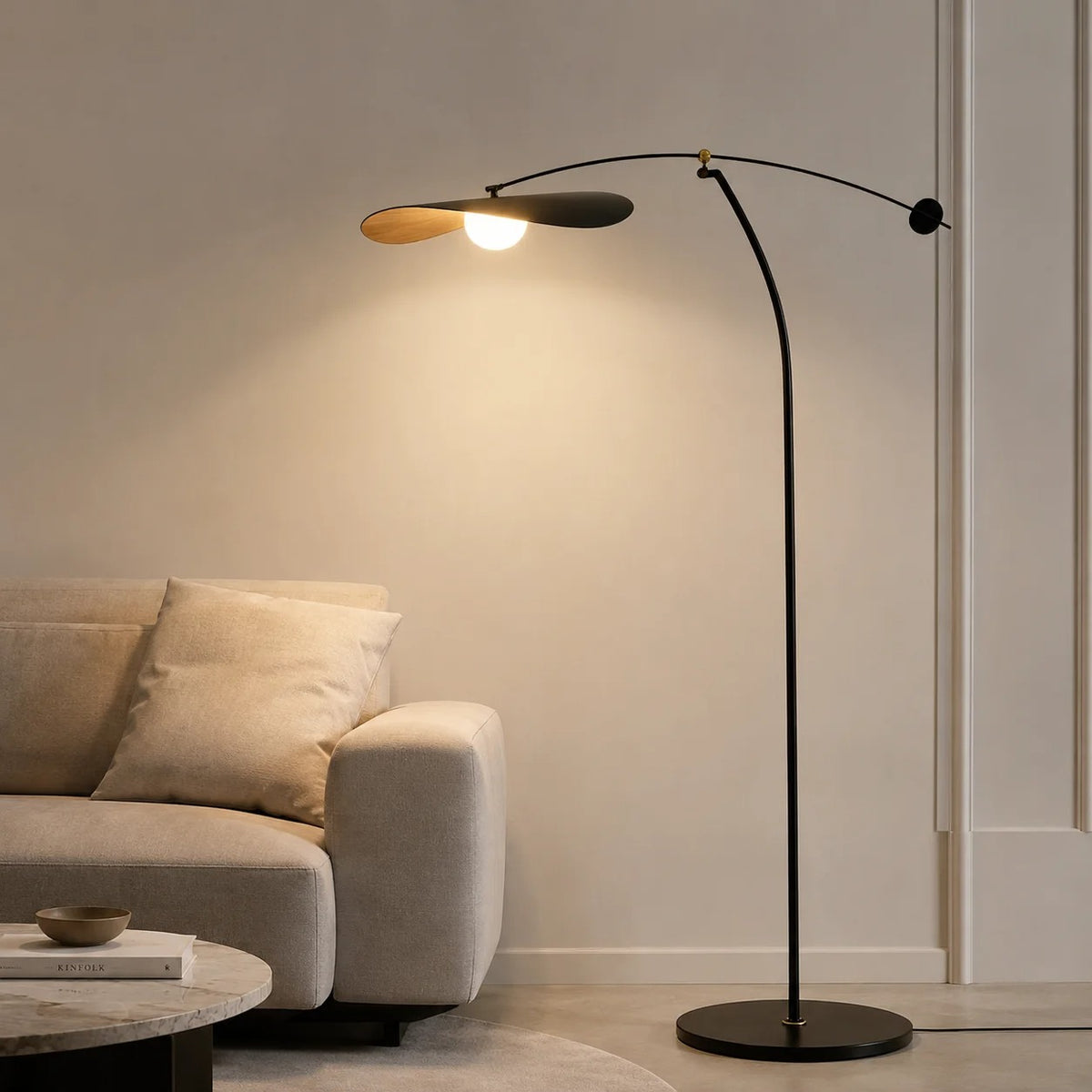 Lampadaire Kaiven déportant la lumière au-dessus d’un canapé