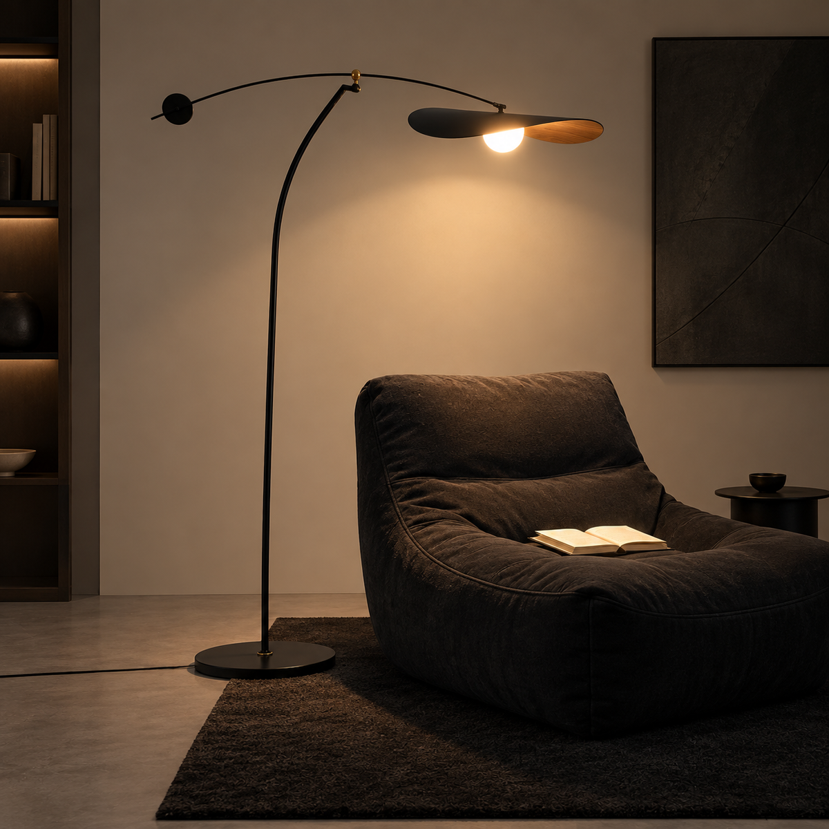 Abat-jour feuille du lampadaire Kaiven orientant la lumière vers un coin détente