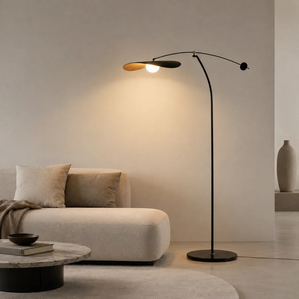 Silhouette fine du lampadaire arqué Kaiven noir dans un salon