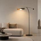 Silhouette fine du lampadaire arqué Kaiven noir dans un salon