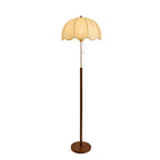 Lampadaire Nélia crème à abat-jour festonné dans un salon sur fond blanc