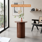 Petite table ronde Lumo bois foncé utilisée seule comme table d'appoint
